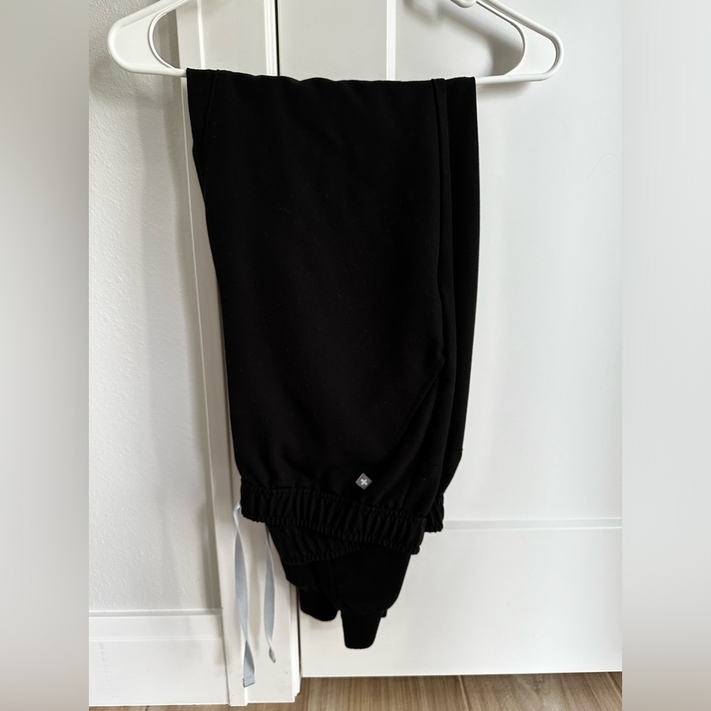 Figs Scrub Pants - Men’s Black Tansen Jogger Scrub Pants.